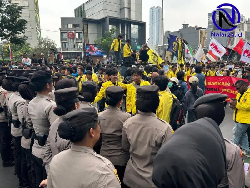 Mahasiswa UI dan polisi berhadapan saat aksi damai di Bundaran HI
