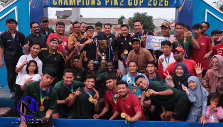 Tim juara sepak bola berpose dengan medali, trofi dan uang pembinaan bersama Bupati Maesyal