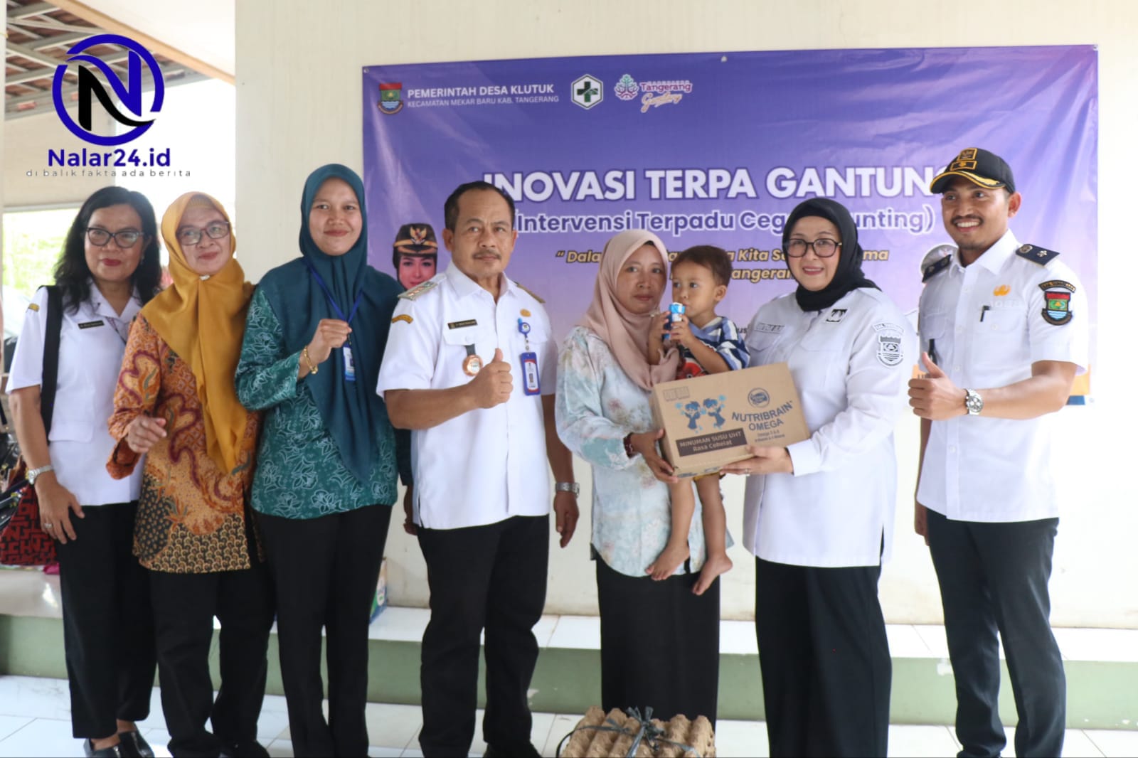 Wabup Intan bersama Kepala Desa Klutuk menyerahkan bantuan gizi kepada ibu dengan balita