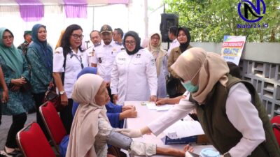 Wabup Intan dan jajaran melihat petugas kesehatan memeriksa tensi warga di kegiatan Balita Kita Sehat