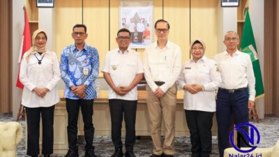 Gubernur Banten Andra Soni berjabat tangan dengan Dirut PT BWJ di ruang kerja