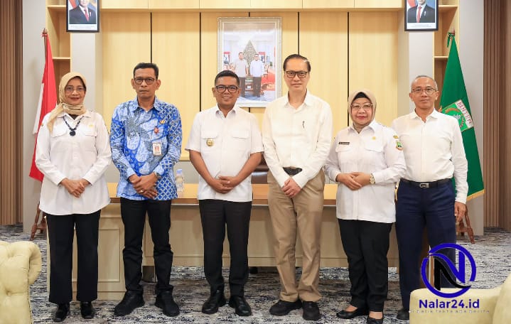 Gubernur Banten Andra Soni berjabat tangan dengan Dirut PT BWJ di ruang kerja