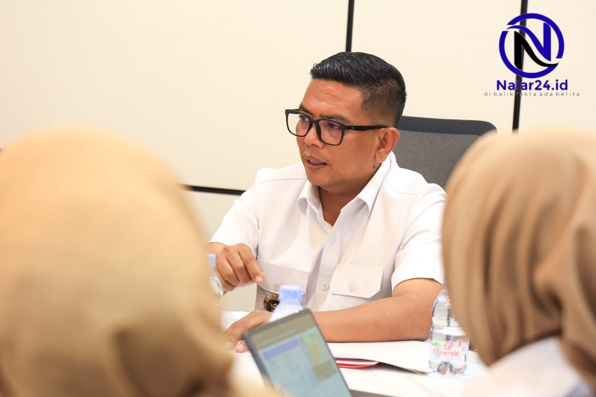 Pejabat DPMPTSP Banten presentasi data investasi di ruang rapat