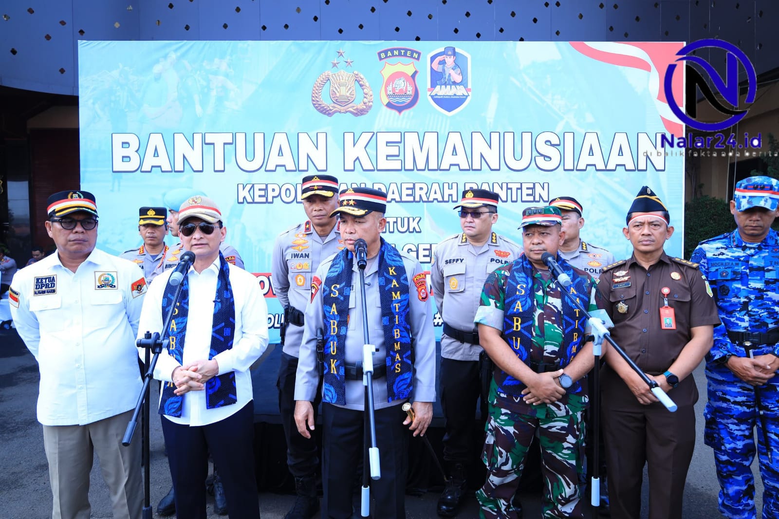 Jajaran pejabat Polda Banten memakai selempang Sabuk Kamtibmas berfoto bersama