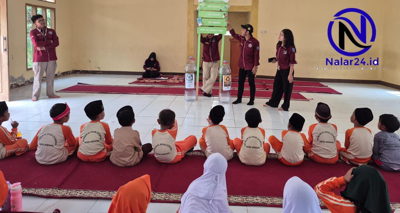 Mahasiswa KKM menjelaskan tentang masa urai sampah kepada siswa SD duduk di karpet