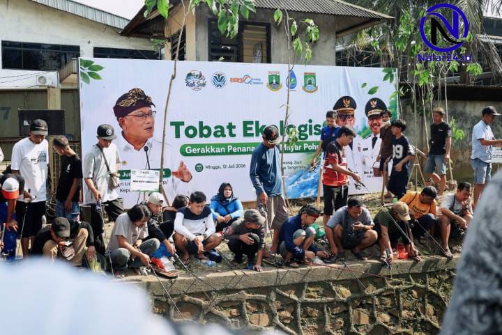 Warga duduk berjejer di pinggir saluran air sambil memancing di acara HUT RI