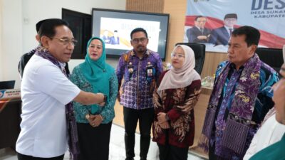 Wamenkes bersama Bupati Tangerang dan jajaran saat meninjau layanan kesehatan