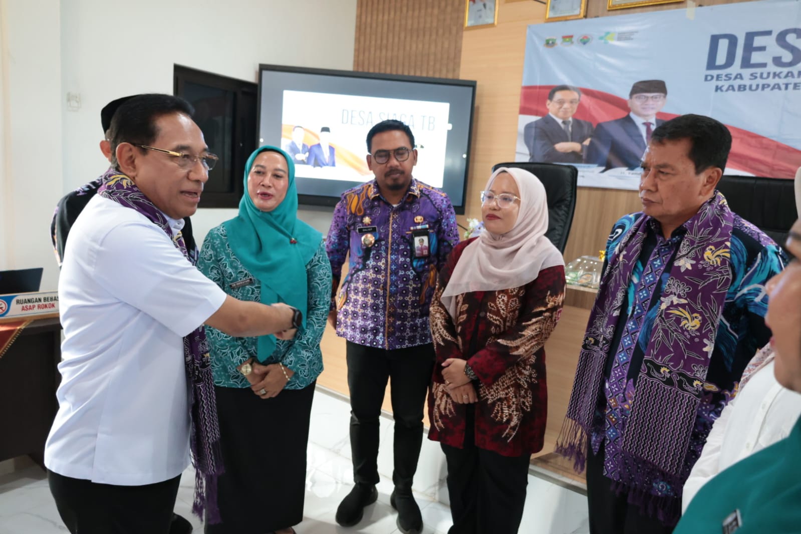 Wamenkes bersama Bupati Tangerang dan jajaran saat meninjau layanan kesehatan