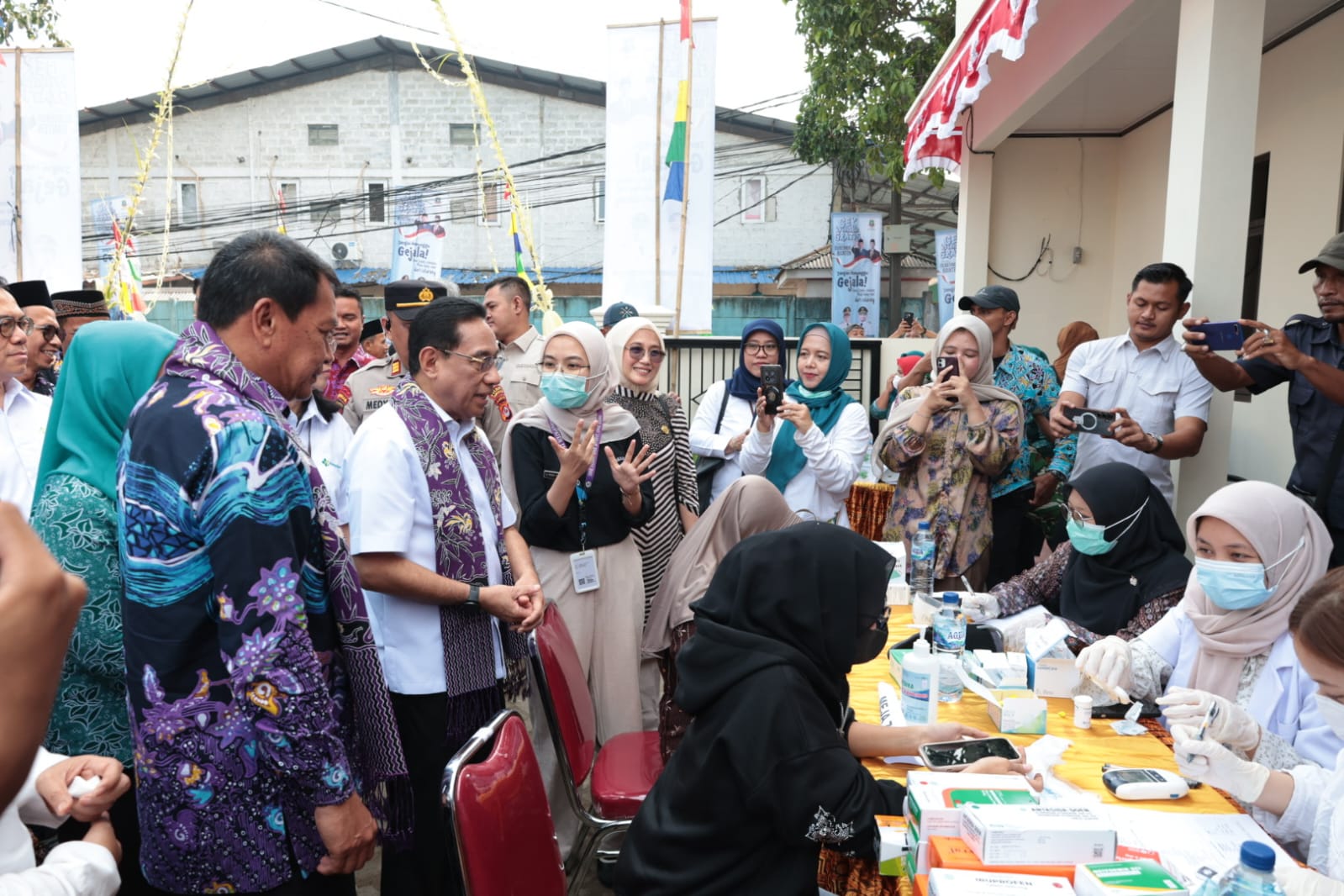 Masyarakat mengikuti pemeriksaan kesehatan gratis di Desa Siaga TB