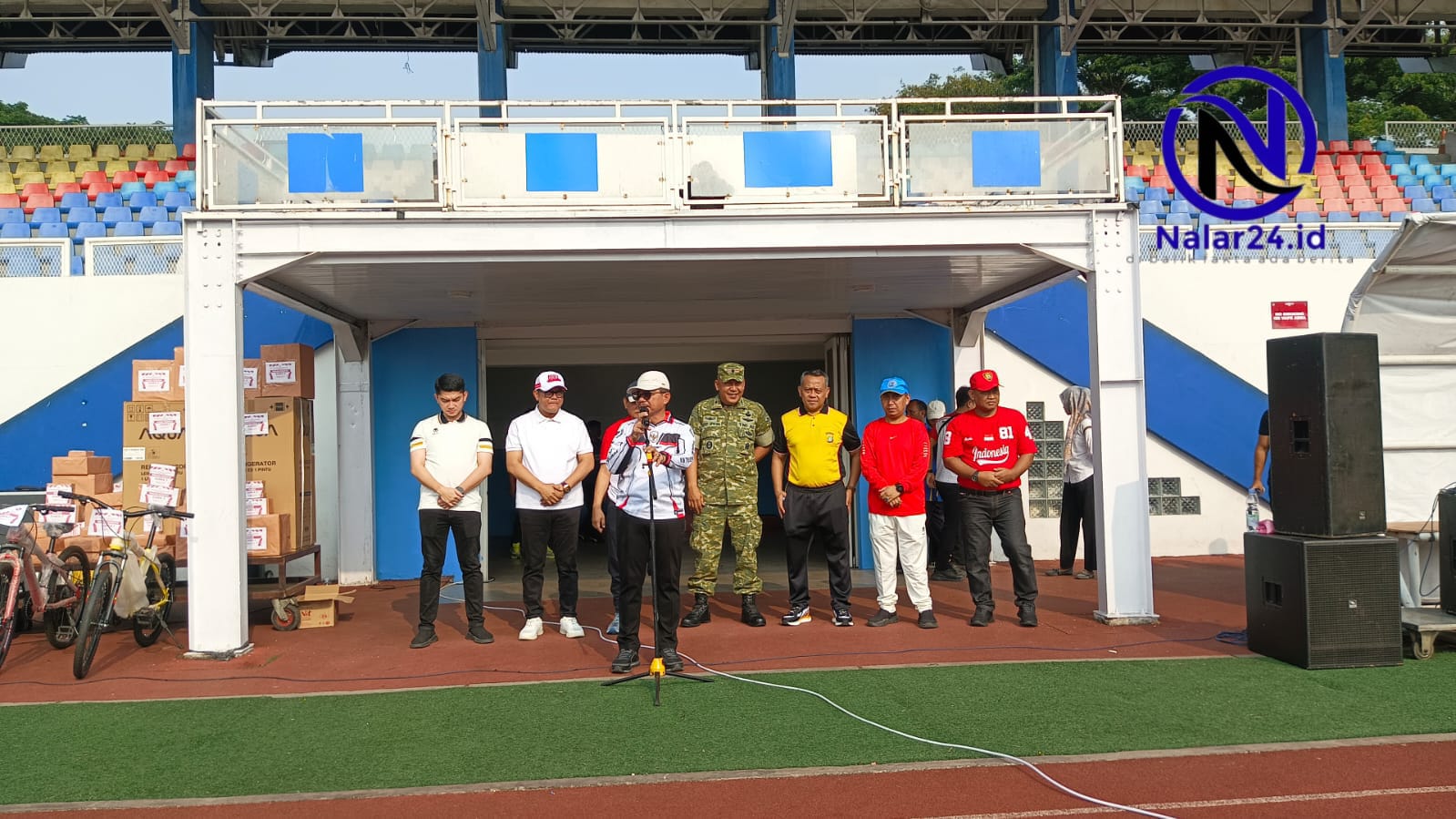 Para pejabat berdiri di panggung saat pembukaan acara HUT RI di stadion