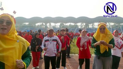 ASN dan pejabat Pemkot Tangerang mengikuti senam bersama di lapangan Stadion Benteng Reborn memakai atribut HUT RI