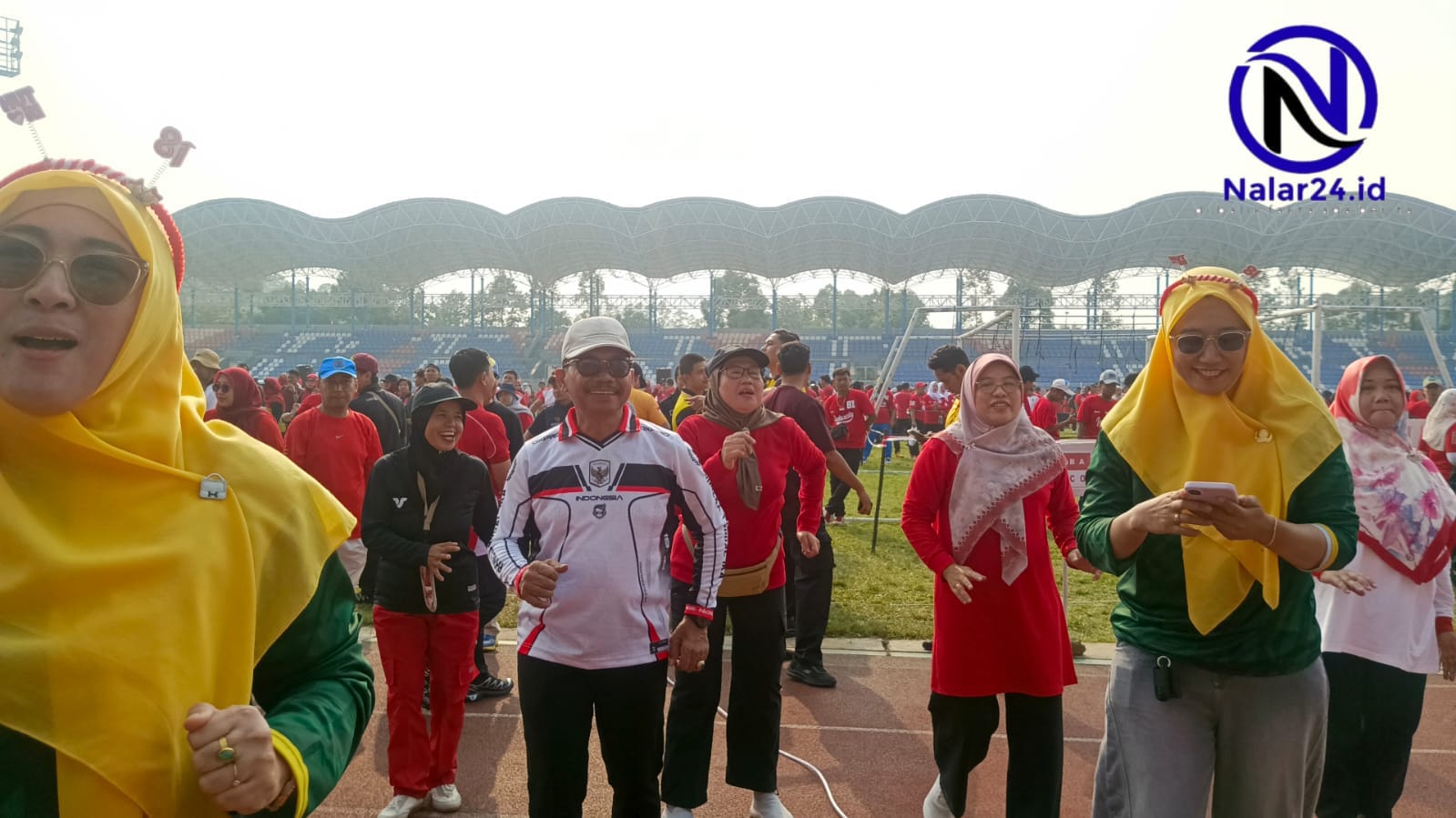 ASN dan pejabat Pemkot Tangerang mengikuti senam bersama di lapangan Stadion Benteng Reborn memakai atribut HUT RI
