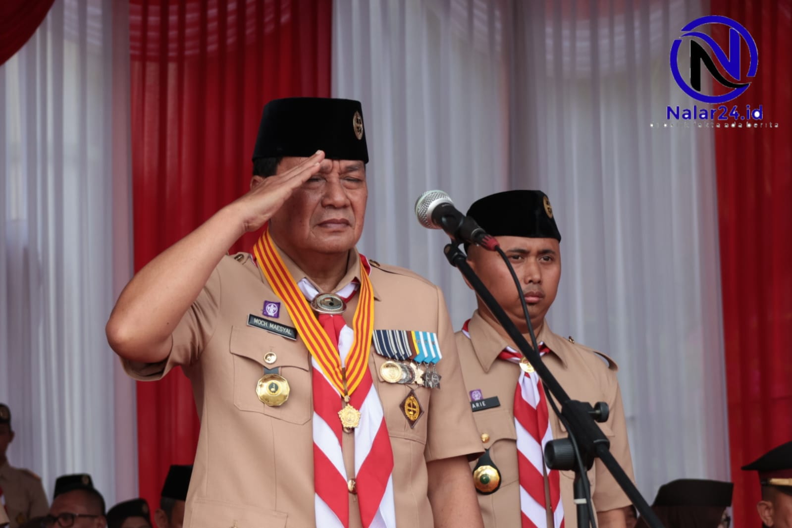 Bupati Tangerang Moch Maesyal Rasyid memberi hormat saat memimpin upacara HUT Pramuka ke-65