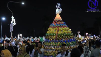 Gunungan berisi sembako dan makanan ditampilkan malam hari saat Festival Maulid Nusantara 7 di Kota Tangerang
