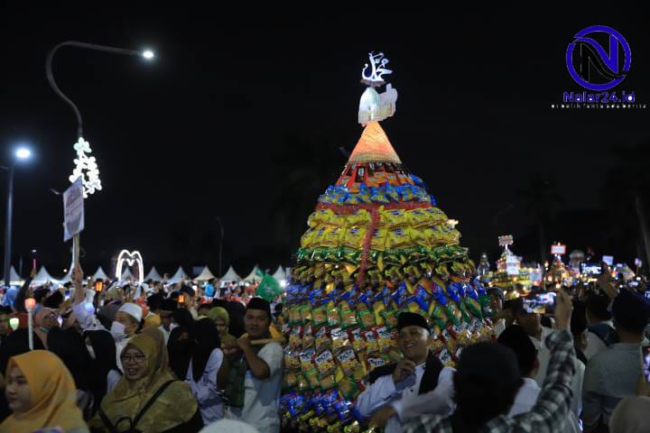 Gunungan berisi sembako dan makanan ditampilkan malam hari saat Festival Maulid Nusantara 7 di Kota Tangerang