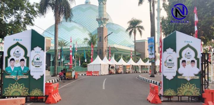 Gerbang besar Festival Maulid Nusantara 7 di depan Masjid Raya Kota Tangerang dengan tenda putih berjejer