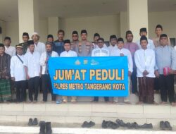 Usai Sholat Jumat, Wakapolres Tangerang Kota Ngopi Bareng dan Bagi Sembako ke Warga