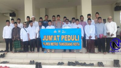 Wakapolres dan anggota Sabuk Kamtibmas berfoto bersama memegang spanduk Jumat Peduli di Mapolres