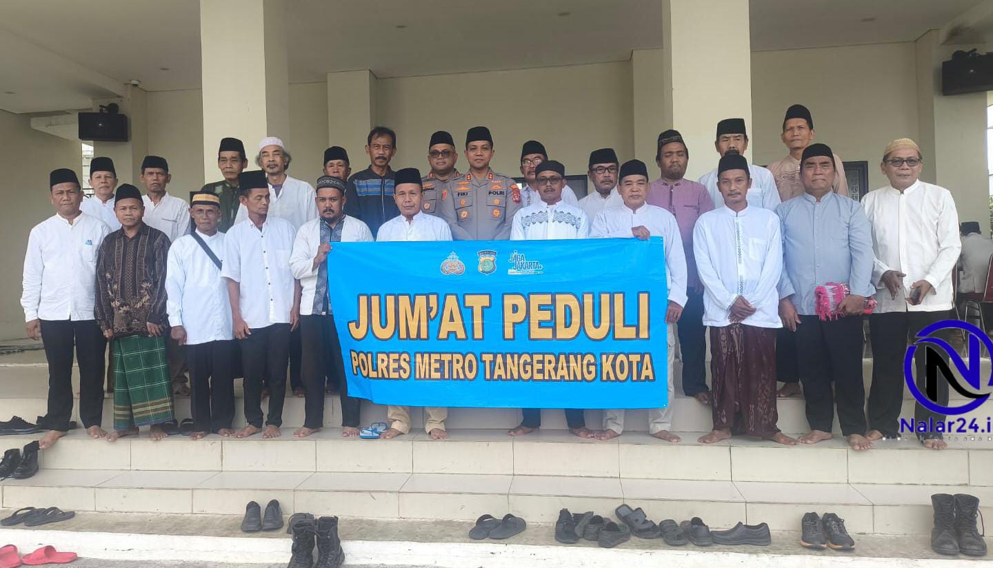 Wakapolres dan anggota Sabuk Kamtibmas berfoto bersama memegang spanduk Jumat Peduli di Mapolres