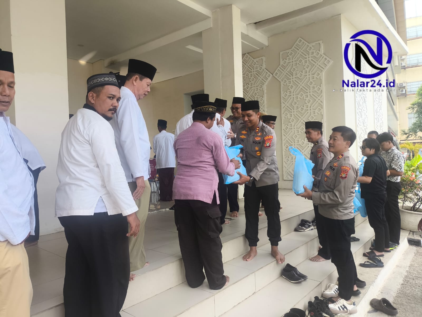 Wakapolres Tangerang Kota menyerahkan bingkisan sembako kepada warga di Masjid Al Fattah