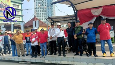 Wali Kota berbicara di podium dengan warga duduk mendengarkan di tepi situ