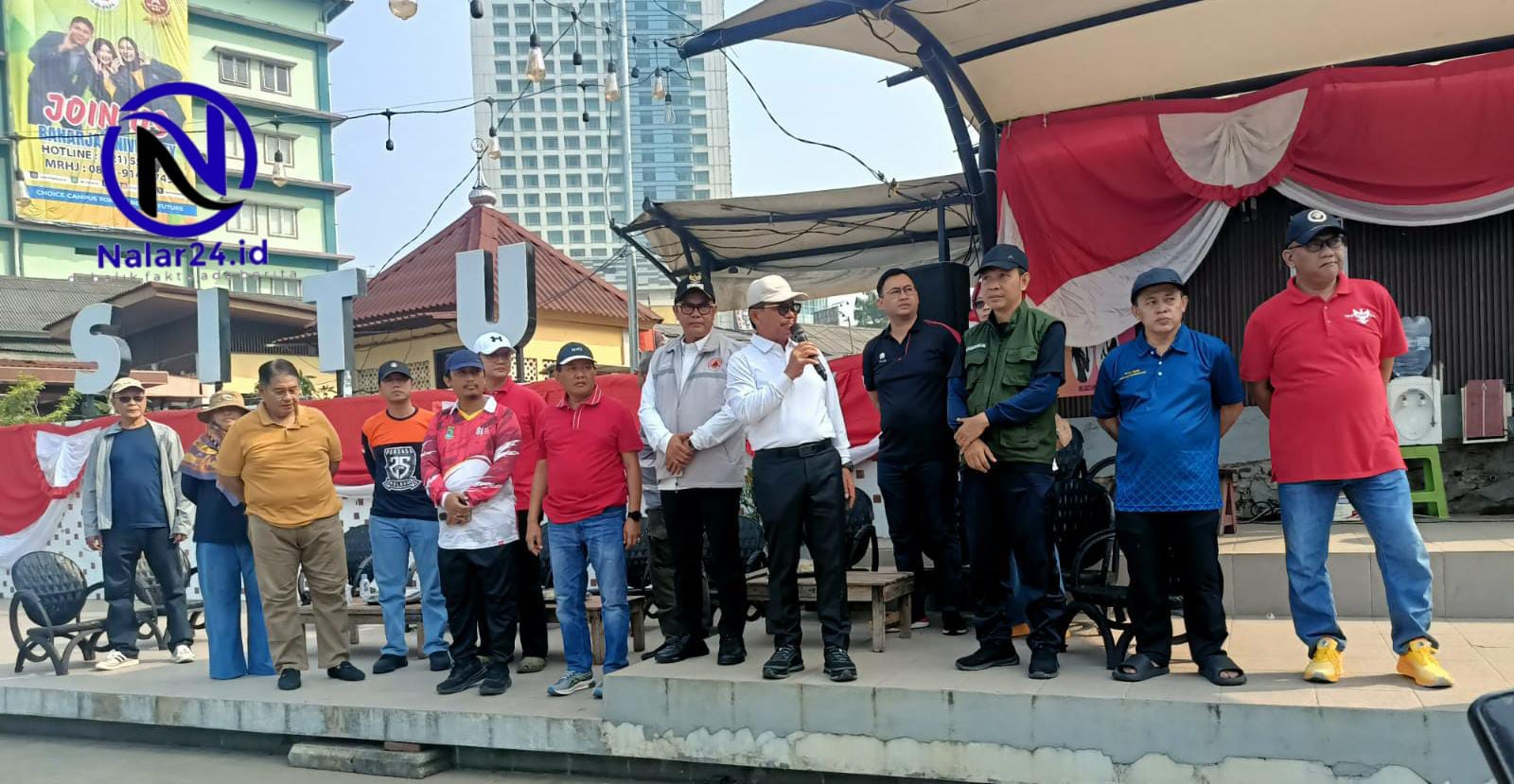 Wali Kota berbicara di podium dengan warga duduk mendengarkan di tepi situ
