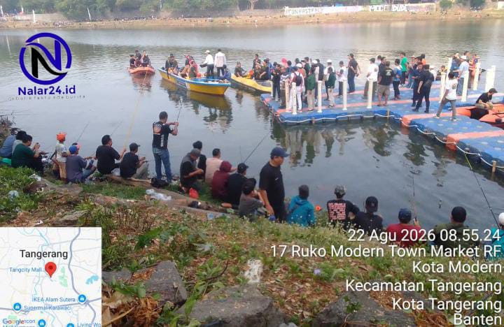 Suasana ceria warga duduk di pinggir danau memancing dengan latar perahu dan dermaga apung di Situ Gede