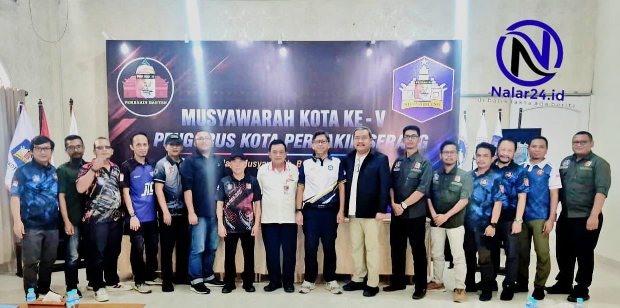 Pengurus Kota Perbakin Serang berfoto bersama di depan backdrop Musyawarah Kota ke-V di Taman Wisata MBS