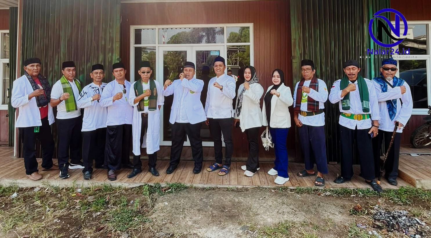 Pengurus TTKKDH DPW Banten berfoto bersama dengan pose salam satu jari di depan gedung