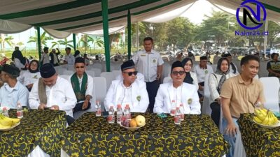 Ketua DPW TTKKDH Banten H. Riki Suhendra duduk bersama jajaran pengurus saat acara Keceran di Kawasan Industri Cikande