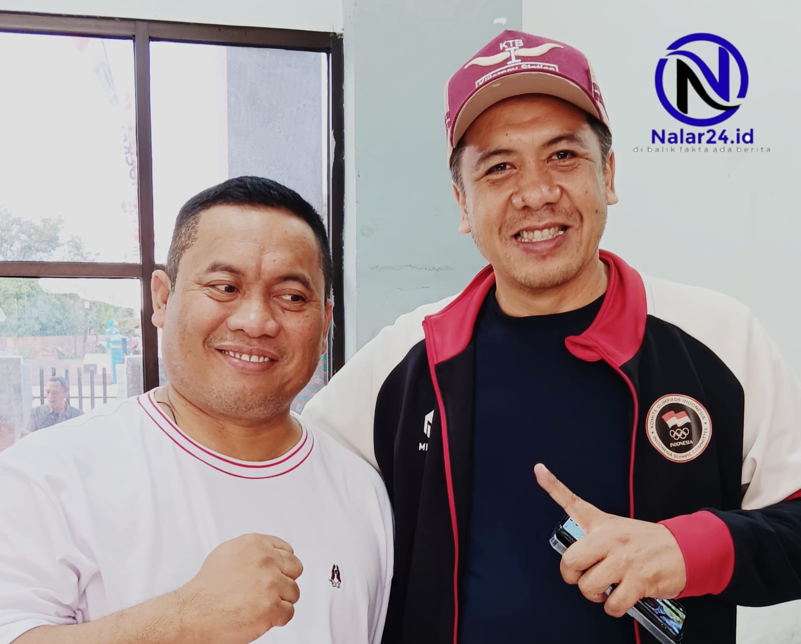 Ali Hanafiah Ketua FHI Banten menunjukkan semangat dengan pose mengepalkan tangan