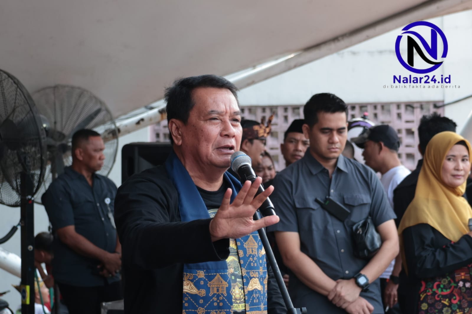 Bupati Tangerang berpidato di depan masyarakat saat acara Pekan Raya Balaraja #2