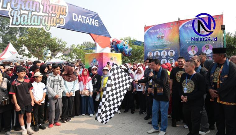 Bupati Tangerang memotong pita pembukaan Pekan Raya Balaraja #2 disaksikan ribuan warga