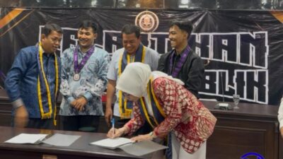 Sri Panggung Lestari menandatangani dokumen pelantikan DPP Ikatan Mahasiswa Kabupaten Tangerang disaksikan para pengurus