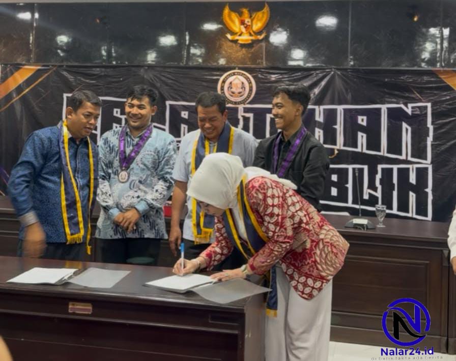 Sri Panggung Lestari menandatangani dokumen pelantikan DPP Ikatan Mahasiswa Kabupaten Tangerang disaksikan para pengurus