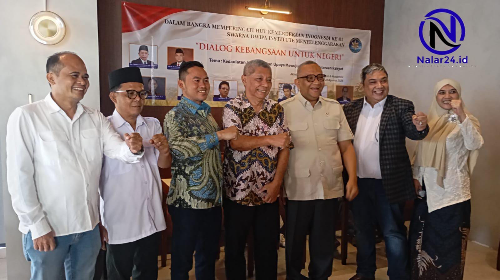 Jajaran tokoh dan aktivis melakukan pose bersama di depan backdrop Dialog Kebangsaan untuk Negeri Swarna Dwipa Institute