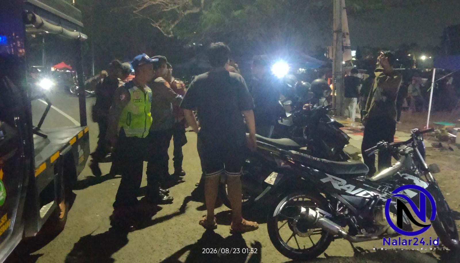 Anggota Polsek Tangerang bersama personel Pokdarkamtibmas melakukan pemeriksaan terhadap pengendara motor saat Patroli Cipta Kondisi dini hari di Jl.Baru RSUD Kota Tangerang. Patroli ini fokus mengantisipasi tindak kriminal 3C dan gangguan kamtibmas.