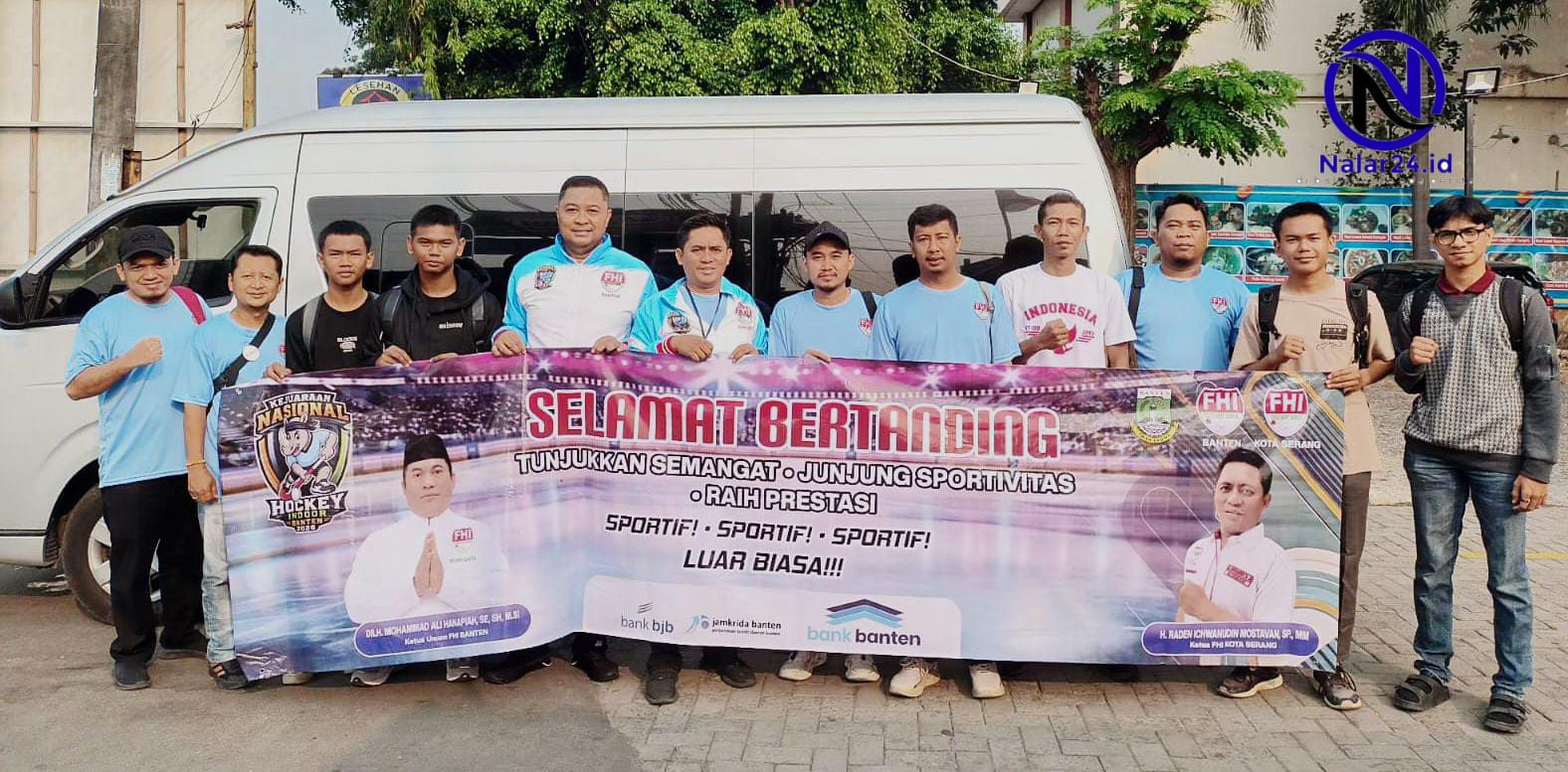 Rombongan kontingen FHI Kota Serang berfoto bersama membawa spanduk dukungan sebelum bertolak ke Kejurnas Indoor Hockey 2026