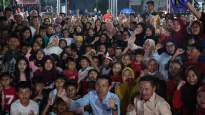 Ratusan warga Perumahan Nirwana 1 Panongan berfoto bersama dengan penuh semangat saat malam puncak HUT RI ke 81