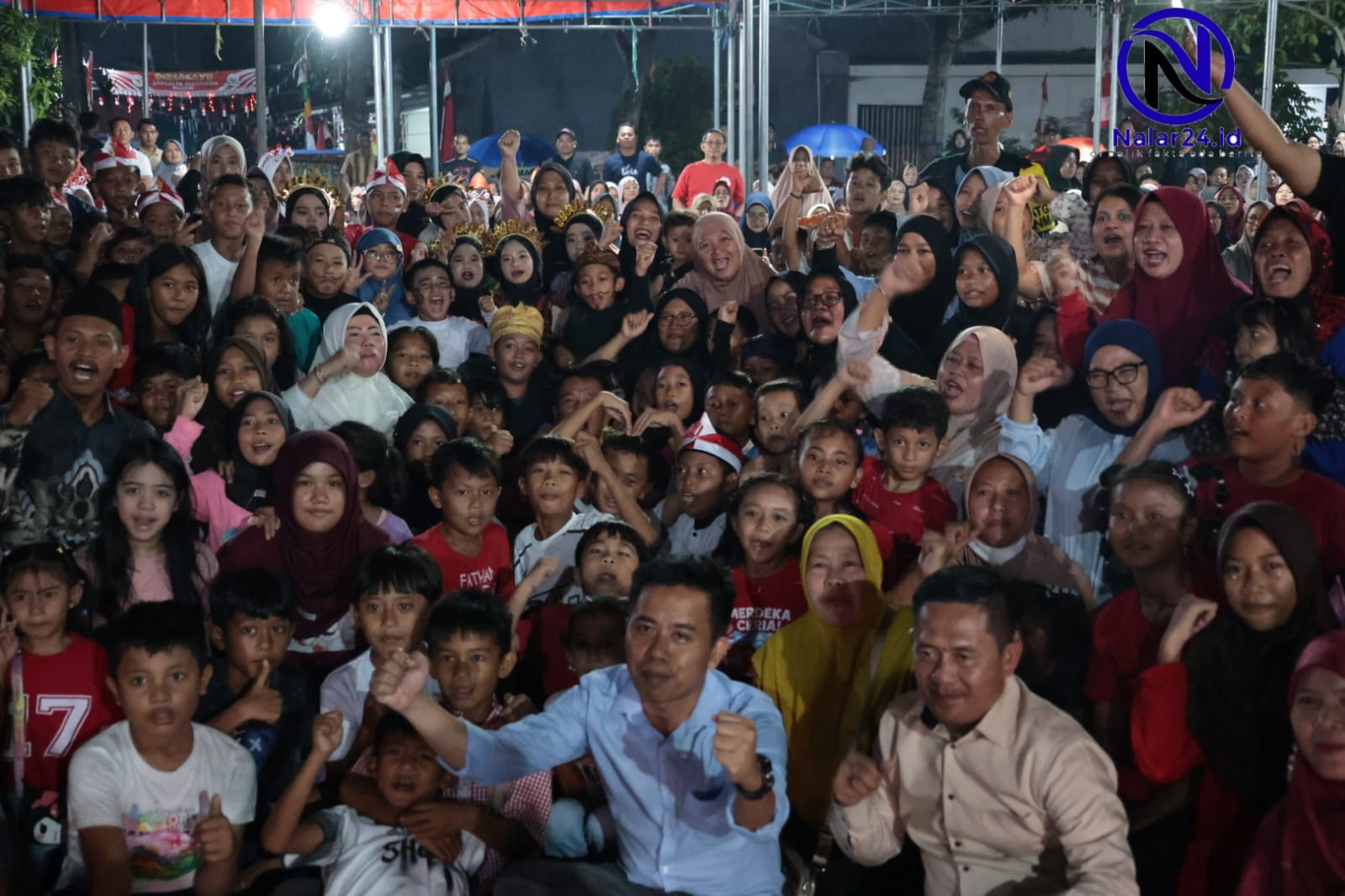 Ratusan warga Perumahan Nirwana 1 Panongan berfoto bersama dengan penuh semangat saat malam puncak HUT RI ke 81