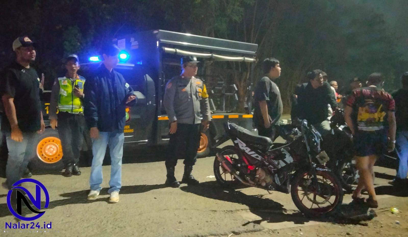Petugas Polsek Tangerang berdialog dengan sekelompok warga di tepi jalan. Baru RSUD Kota Tangerang saat patroli dini hari