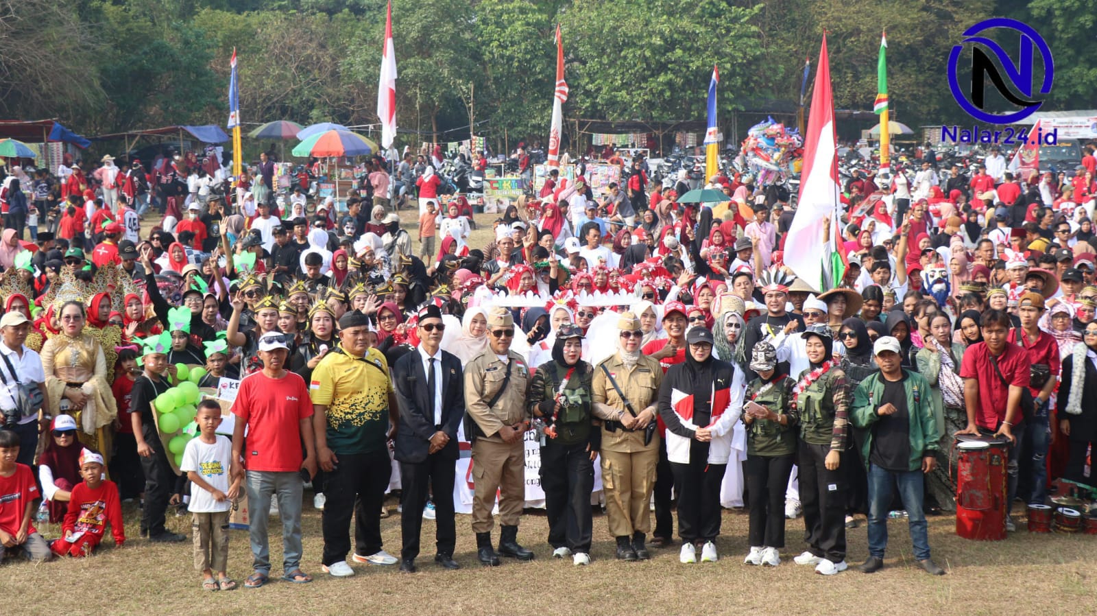 Ribuan warga Desa Gembong berfoto bersama dengan berbagai kostum unik saat karnaval HUT ke 81 RI