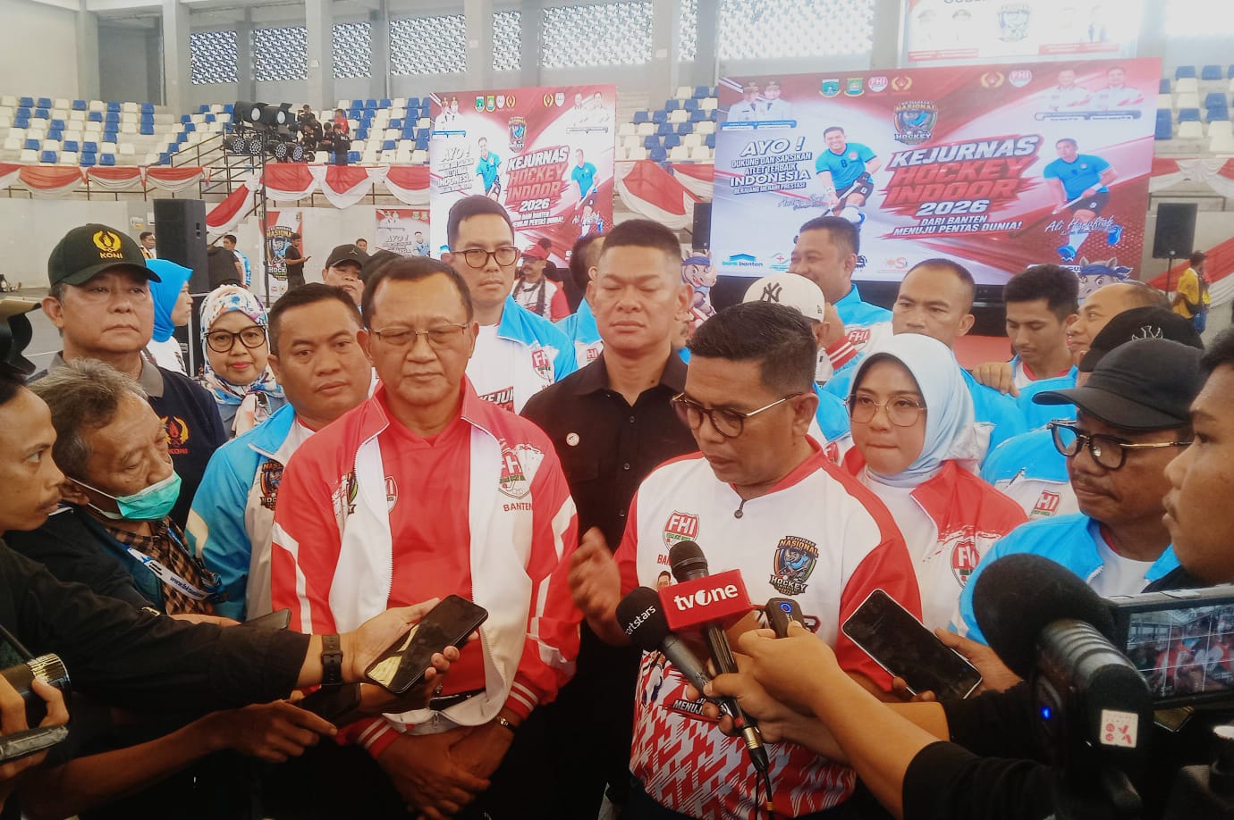 Gubernur Banten Andra Soni Ketua FHI Banten Ali Hanafiah Dikerumuni Wartawan