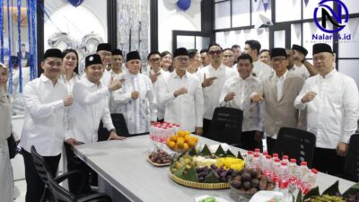 Para pengurus BM PAN dan PAN berpose bersama di depan meja hidangan saat acara tasyakuran HUT ke 28 di Jakarta