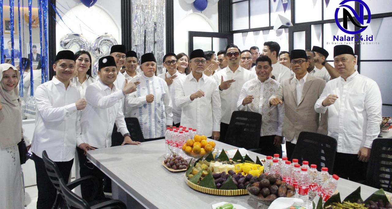 Para pengurus BM PAN dan PAN berpose bersama di depan meja hidangan saat acara tasyakuran HUT ke 28 di Jakarta