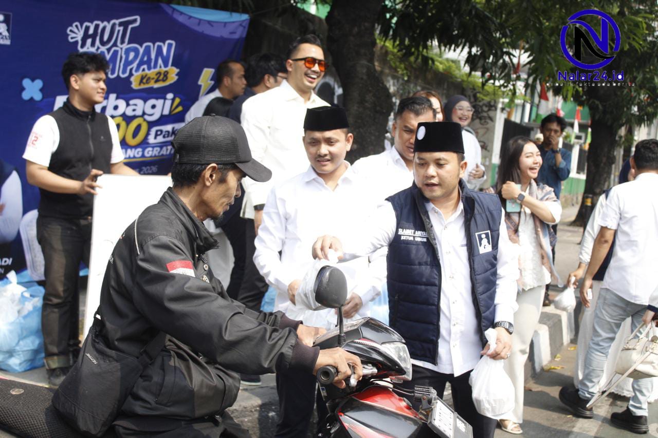 Slamet Ariyadi turun langsung membagikan makan siang gratis kepada warga di HUT ke-28 BM PAN. 