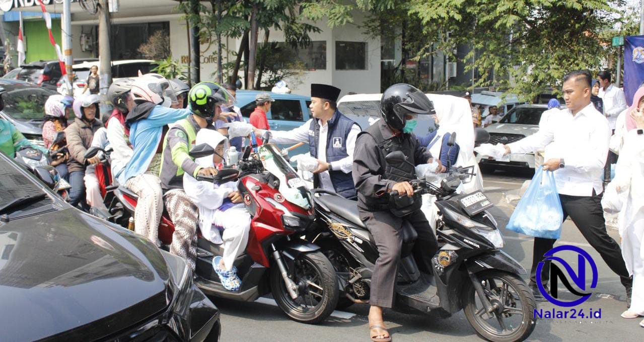 Sejumlah kader BM PAN membagikan paket makanan kepada pengendara motor dan mobil di tengah kemacetan jalan Jakarta