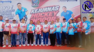 Para pengurus FHI Banten dan nasional berfoto bersama di depan backdrop Kejurnas Hoki Indoor 2026 di Kota Tangerang.