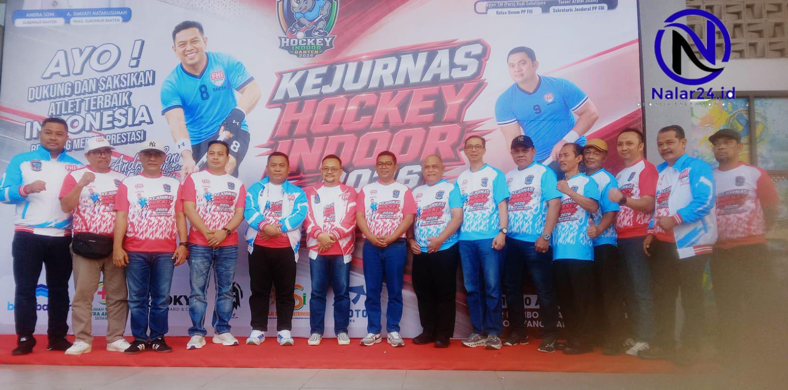 Para pengurus FHI Banten dan nasional berfoto bersama di depan backdrop Kejurnas Hoki Indoor 2026 di Kota Tangerang.