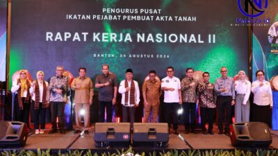 Sejumlah pejabat berdiri berbaris di atas panggung dengan latar layar besar bertuliskan Rapat Kerja Nasional II IPPAT Banten 24 Agustus 2026
